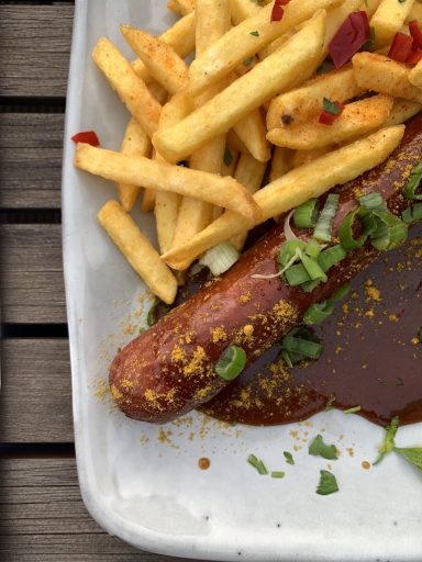 Currywurst mit Pommes im Break by Rokko in Düsternbrook.